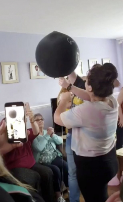 Пара устроила вечеринку, чтобы узнать пол ребёнка. Но не это стало главным сюрпризом для будущей мамы