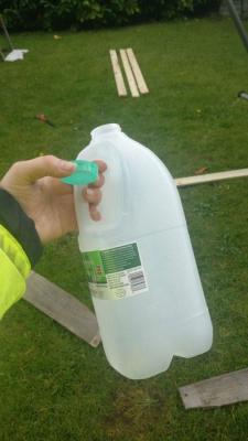 Как сделать полноценную садовую лейку из канистры за 2 минуты