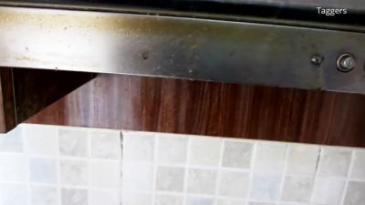 Как я избавляюсь от въевшихся следов жира на кухонной вытяжке за 5 минут Как я избавляюсь от въевшихся следов жира на кухонной вытяжке за 5 минут