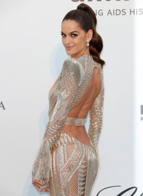 «Ангел» Victoria’s Secret похвасталась фигурой в прозрачном платье