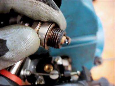 Плохо заводится бензокоса? Отрегулируйте зазор магнето