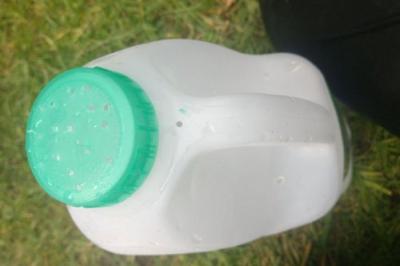 Как сделать полноценную садовую лейку из канистры за 2 минуты