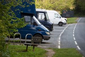 Парень из Англии спит в фургоне в ужасных условиях, но ни за что не изменит образ жизни. Причина за его окном