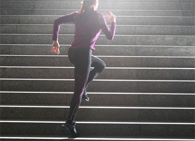 Ходьба в гору для похудения - вверх по лестнице и беговой дорожке