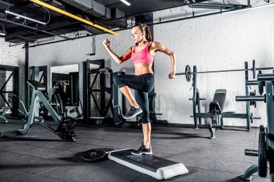 Степ-аэробика: польза и противопоказания активных физических нагрузок