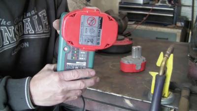 Можно ли восстановить аккумулятор для шуруповерта не разбирая его? Мой опыт