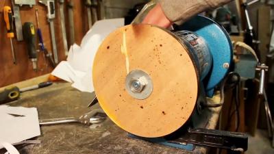 Используем деревянный диск для быстрой наточки ножей Используем деревянный диск для быстрой наточки ножей