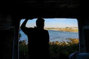 Парень из Англии спит в фургоне в ужасных условиях, но ни за что не изменит образ жизни. Причина за его окном