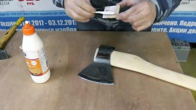 Как насадить топор намертво