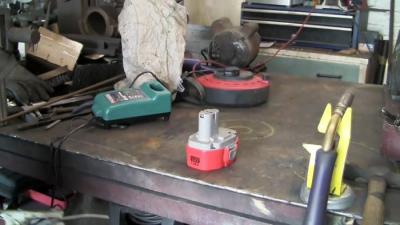 Можно ли восстановить аккумулятор для шуруповерта не разбирая его? Мой опыт