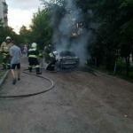 В Курске горит автомобиль. Припаркованная рядом иномарка также пострадала