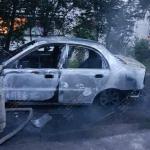 В Курске горит автомобиль. Припаркованная рядом иномарка также пострадала