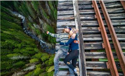 10 экстремальных фотографий людей, висящих на волосок от смерти
