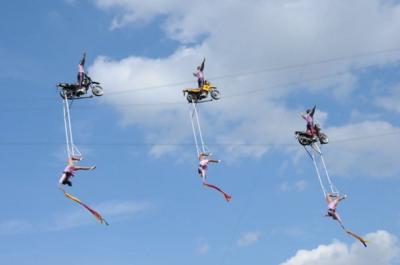 10 экстремальных фотографий людей, висящих на волосок от смерти