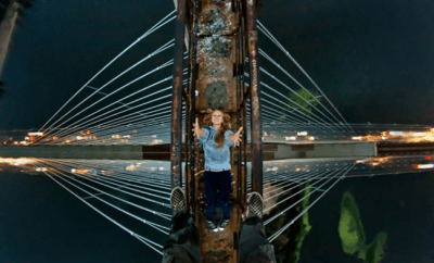 10 экстремальных фотографий людей, висящих на волосок от смерти