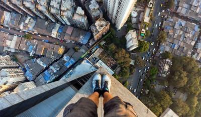 10 экстремальных фотографий людей, висящих на волосок от смерти