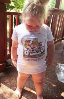 Мама купила дочке милую футболку. Но с такими покупками малышке впору подсесть на «Вороваек» и «Бутырку»