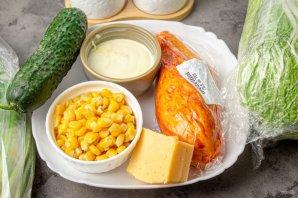 Салат с копченой курицей, пекинской капустой и кукурузой