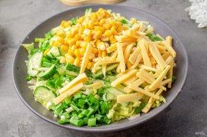 Салат с копченой курицей, пекинской капустой и кукурузой