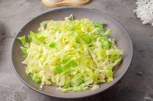 Салат с копченой курицей, пекинской капустой и кукурузой