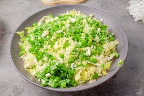 Салат с копченой курицей, пекинской капустой и кукурузой