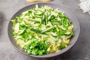 Салат с копченой курицей, пекинской капустой и кукурузой