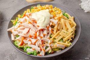 Салат с копченой курицей, пекинской капустой и кукурузой