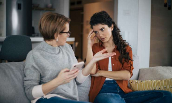 «Это же мама»: как общаться с токсичными родственниками