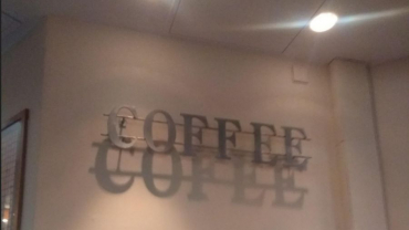 Тень от вывески озадачила пользователей Сети Тень от вывески озадачила пользователей Сети