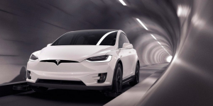 Электрокары Tesla устроили необычное соревнование под землей и в городе 