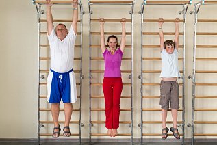 Шведская стенка: предназначение и упражнения на ней