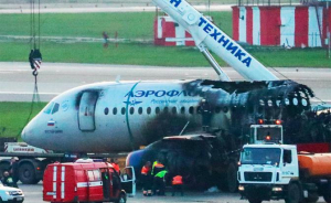 На фото: самолет Sukhoi Superjet-100 убирают со взлетно-посадочной полосы после ликвидации возгорания в аэропорту Шереметьево